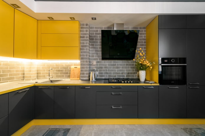 cozinha cinza e amarela em estilo loft