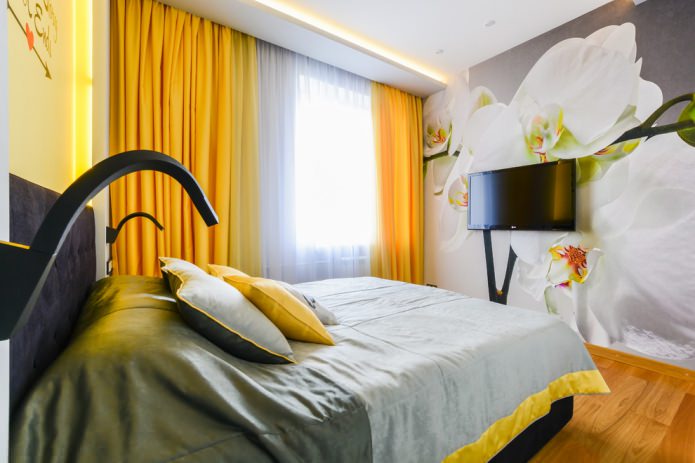 quarto com cortinas amarelas e papel de parede fotográfico
