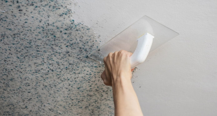 aplicando papel de parede líquido