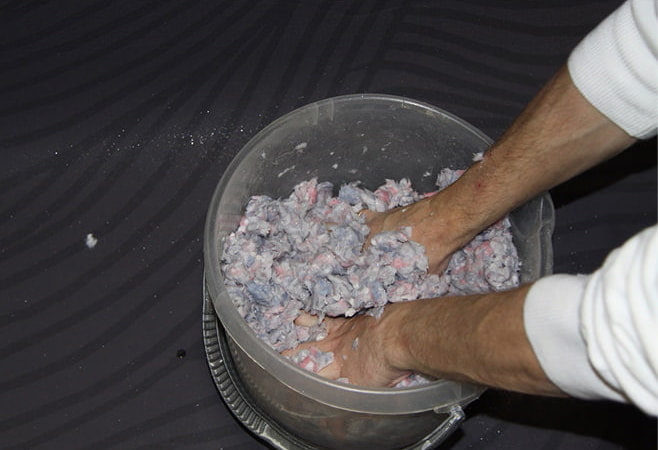 misturando a mistura para papel de parede líquido
