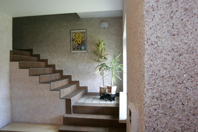 escadas com papel de parede líquido