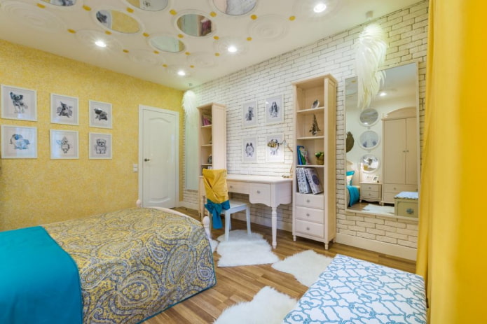 combinação de tijolo decorativo e papel de parede líquido