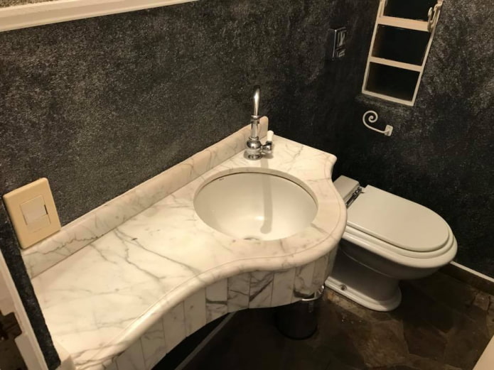 vaso sanitário com papel de parede líquido