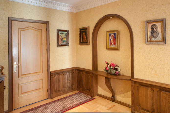papel de parede e decoração de parede de madeira no corredor