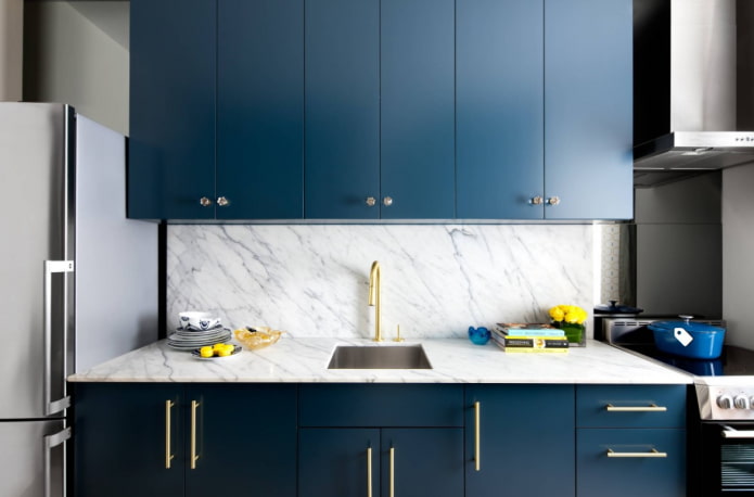 cozinha azul com dourado
