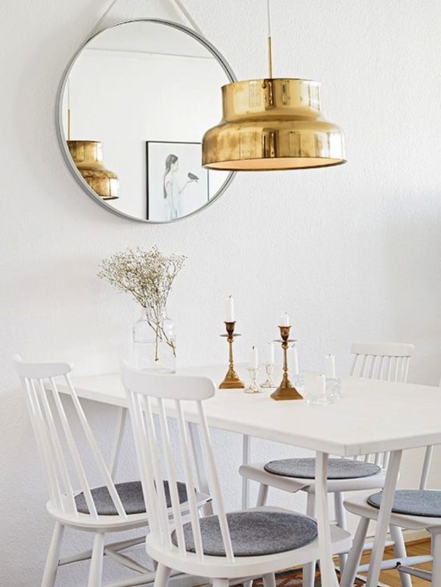 pendente dourado sobre a mesa
