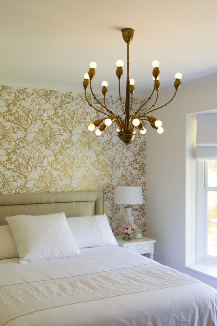parede dourada com detalhes no quarto