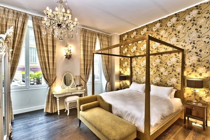 Papel de parede dourado com flores