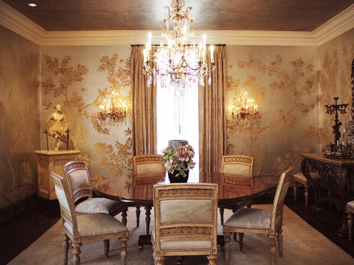 Estampa floral em papel de parede na sala de jantar