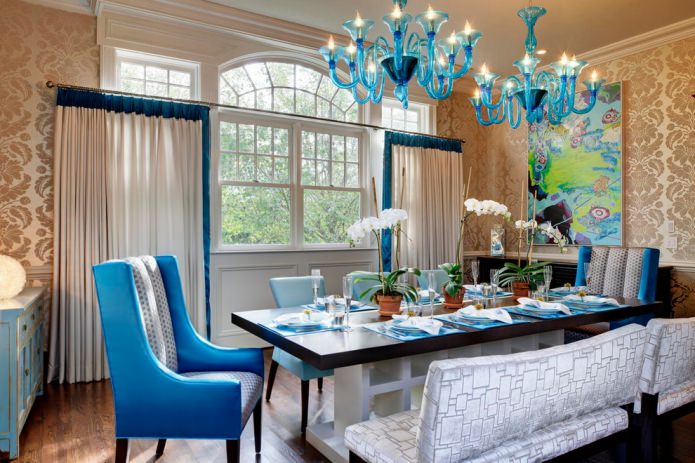 cortinas em uma sala de jantar com paredes douradas