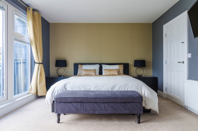 cortinas douradas com ilhós no quarto