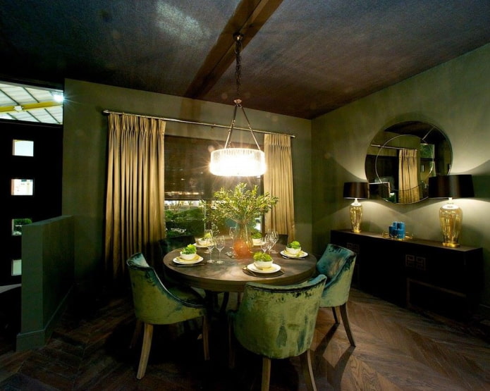 cortinas verde-escuro e douradas