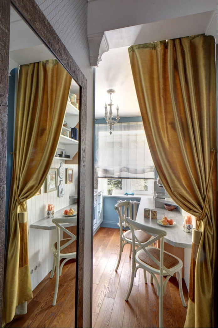 Cortinas douradas na cozinha