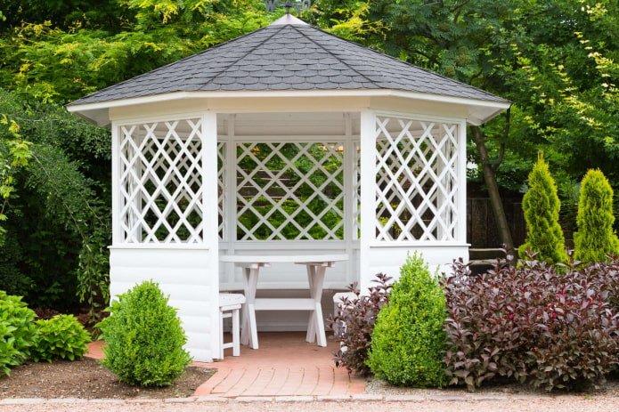 gazebo aberto com mesa