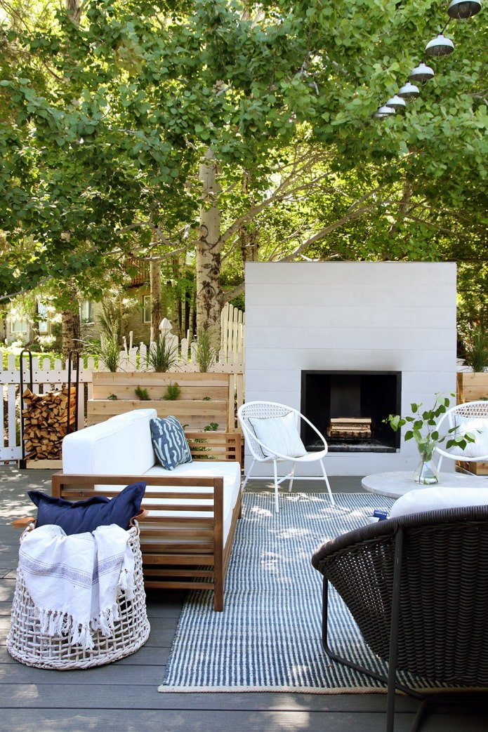 um lugar para relaxar na dacha com lareira