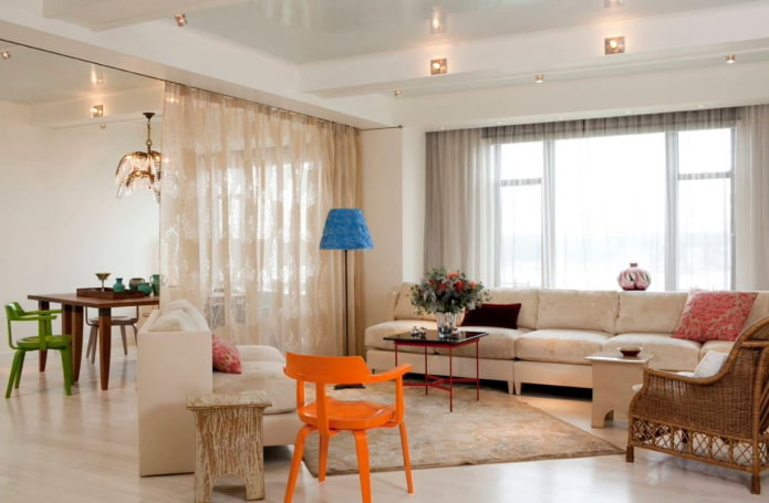 zoneamento com cortinas no interior da cozinha-sala de estar