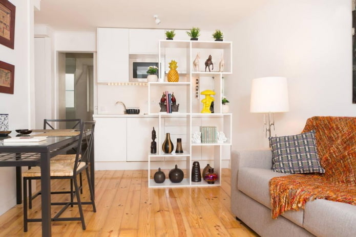 zoneamento com um rack no interior da cozinha-sala de estar