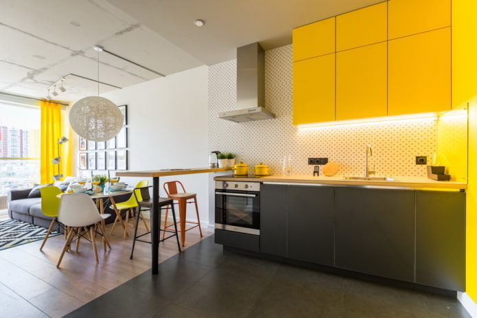 zoneamento com materiais de acabamento no interior da cozinha-sala de estar
