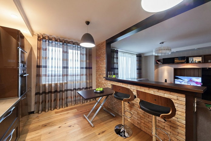 zoneamento com balcão de bar no interior da cozinha-sala de estar