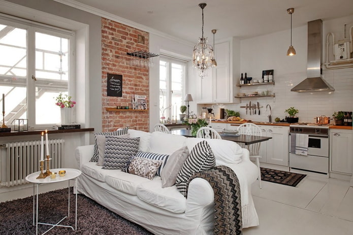 zoneamento com um sofá no interior da cozinha-sala de estar